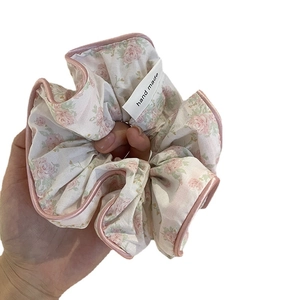 Chouchou floral en tissu beige avec roses roses et étiquette faite à la main