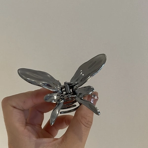 Pince à cheveux papillon en métal gris foncé au style industriel minimaliste pour femmes