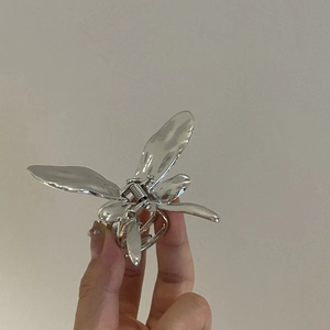Pince à cheveux papillon en métal argenté avec texture martelée pour coiffure femme