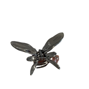 Pince à cheveux papillon en métal gris foncé avec finition brillante sur fond blanc