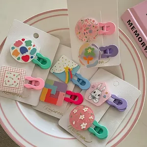 Detailliertes Set bunter Acryl-Haarspangen mit Blumen- und Hasenmustern für Mädchen