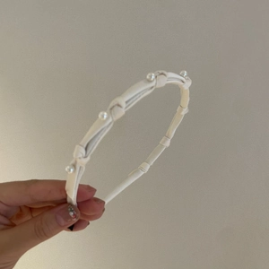 Eleganter koreanischer Stoffhaarreif in Creme mit Perlenverzierung und Knotentextur für Damen