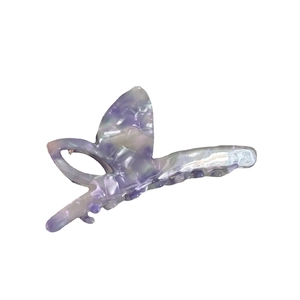 Pince à cheveux papillon élégante en acétate marbré violet avec finition brillante