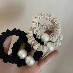 Eleganter großer Perlen-Haargummi in Schwarz und Creme-Beige aus Stretch-Gewebe