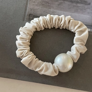 Eleganter cremefarbener Seiden-Scrunchie mit großer Perle für hohe Pferdeschwänze