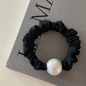 Eleganter schwarzer Satin-Haargummi mit großer weißer Perle für hohe Pferdeschwänze