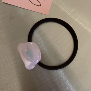 Süßes Bären-Haargummi mit rosa Harzornament und schwarzem Gummiband für den Alltag