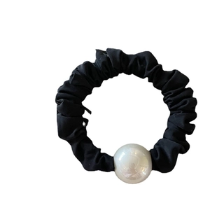 Eleganter schwarzer Scrunchie mit großer weißer Perle für hohe Pferdeschwänze