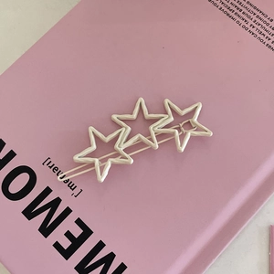 Barrette à cheveux trois étoiles blanc crème pour une coiffure douce de fille