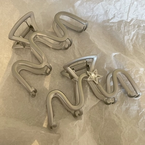Set di mollette per capelli in metallo argento opaco con onde e stelle di strass