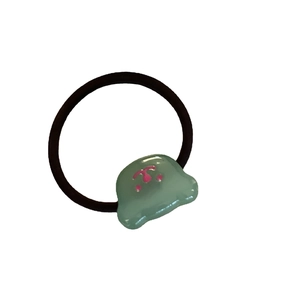 Süßer Bär Haargummi mit minzgrünem Harzanhänger und elastischem schwarzem Gummiband