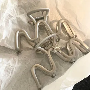 Elegante Molletta per Capelli in Tessuto con Stella di Strass Argento Opaco Clip a Squalo Copricapo Ondulato per Donna Accessori