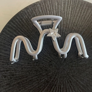 Elegante pinza per capelli argento opaco con design a onde e strass scintillanti