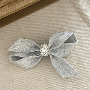 Elegante fermaglio per capelli in tweed grigio con grande strass per donne