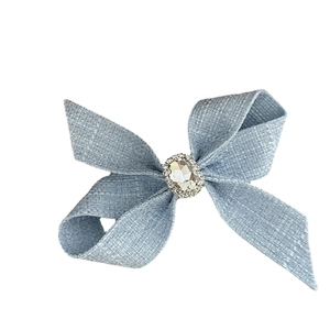 Fermaglio per capelli a fiocco in denim blu con pietra di cristallo centrale e strass