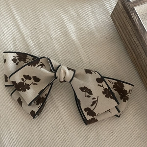 Elegant floral bow hair clip in beige satin fabric with retro butterfly design