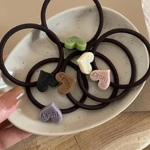 Set di 6 elastici per capelli con ciondolo a cuore e incisione lucky colori pastello