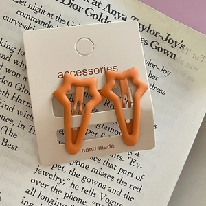 Matt orangefarbenes Stern-Haarclip-Set für Mädchen auf einer schicken Displaykarte
