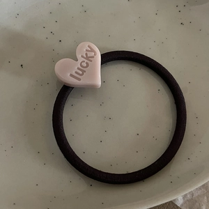 Elastico per capelli nero stile coreano con ciondolo a cuore rosa e scritta Lucky