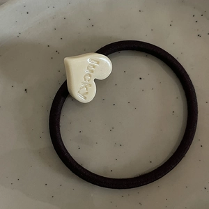 Elastico per capelli retrò con cuore crema inciso lucky e nastro nero elastico