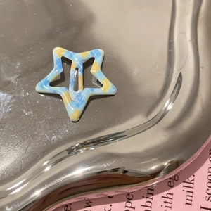 Barrette en forme d'étoile avec motif à damier bleu et jaune et clip métallique robuste