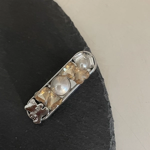 Elegant bear gemstone hair clip with champagne crystals and white pearls on silver base
