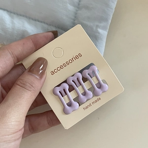 Three-piece set of lilac dog bone hair clips for girls on display card packaging