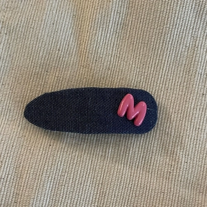 Jolie barrette en jean bleu foncé avec lettre M rose pour filles et femmes