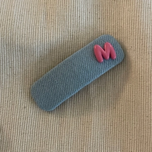 Barrette à cheveux mignonne en jean bleu avec lettre M rose 3D pour femmes