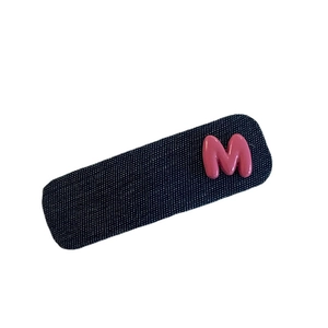 Barrette en jean bleu marine avec lettre M rose brillante pour un look mignon