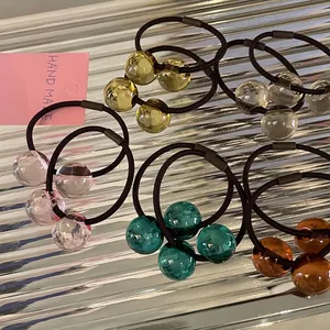 Set de gomas para el pelo con cuentas de colores sobre una superficie metálica