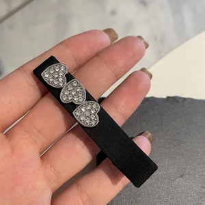 Barrette en satin noir élégante avec trois cœurs en strass pour femmes style français