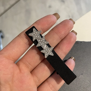 Barrette à cheveux avec base en tissu noir et trois étoiles en strass pour frange