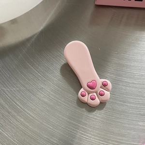 Süße rosa Katzenpfoten Haarspange mit Herz-Details auf strukturierter Metallfläche