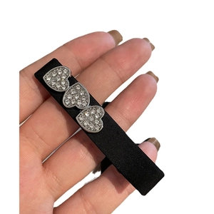Barrette à cheveux en soie noire de style français avec trois cœurs strassés argentés