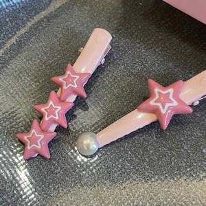 Zweiteiliges Set aus rosa Stern- und Perlen-Haarspangen aus Metall für Damen