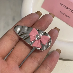 Barrette à cheveux nœud rose avec strass en forme de cœur sur alliage de métal argenté