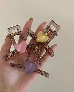 Pince à Cheveux Élégante en Acrylique Cœur Fraise pour Femmes Mode Ambre Translucide Pince Requin Accessoires Faits Main