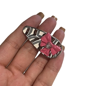 Barrette à cheveux en métal argenté avec nœud rose et strass en forme de cœur à la main