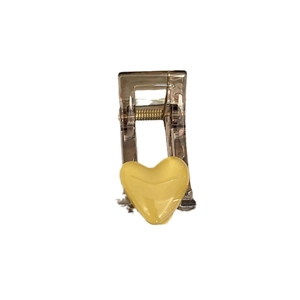 Pince à cheveux marron avec décoration de cœur jaune pour coiffure élégante de femme