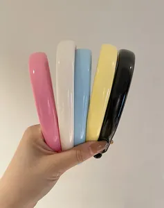Nahaufnahme von fünf bunten, glänzenden Haarreifen aus Leder für modisches Haarstyling
