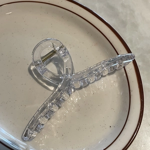 Pince à cheveux minimaliste en acrylique transparent avec ressort doré pour chignons