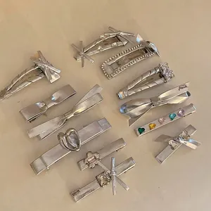 Set di 11 fermagli per capelli argentati con fiocchi, cuori e fiori di zircone su beige