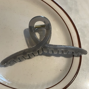 Détail d'une pince à cheveux de 14cm en acrylique gris translucide avec ressort en métal