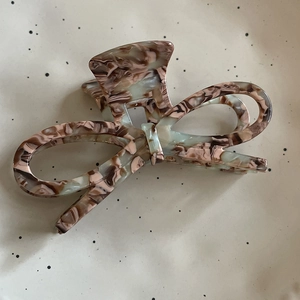 Elegant marble-patterned bow hair claw clip in brown and cream acetate for women