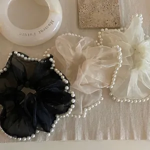Lot de 3 chouchous français en maille avec bordures en perles en noir et crème doux