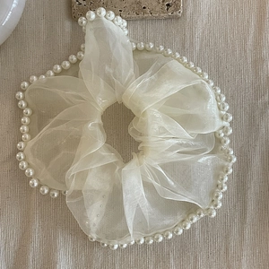 Chouchou élégant en organza blanc cassé avec bordure en perles pour queue de cheval