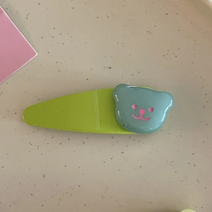 Barrette à cheveux ours vert pour filles avec finition brillante et design en goutte