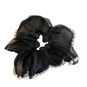Chouchou élégant en tulle noir avec perles blanches pour une coiffure de qualité
