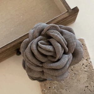 Elegante grijze stoffen roos haarklem voor dames met een gelaagd bloemblad ontwerp